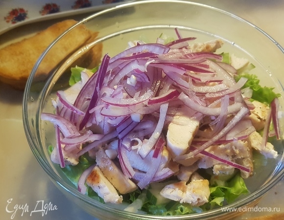 Лук нарезать полукольцами.