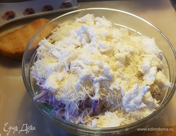 Сыр натереть на мелкой терке, а моцареллу нарвать кусочками.