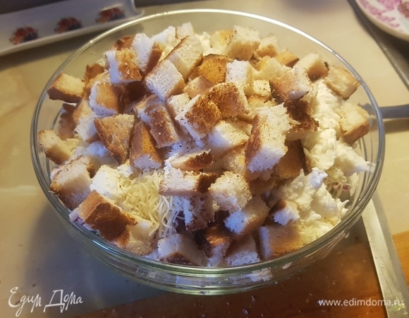 Добавить сухарики.