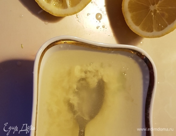 Чеснок натереть на мелкой терке. Смешать лимонный сок, масло и чеснок. Посолить по вкусу.