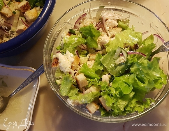Перемешать салат и заправить заправкой. Надо сразу подавать,чтобы сухарики не раскисли.