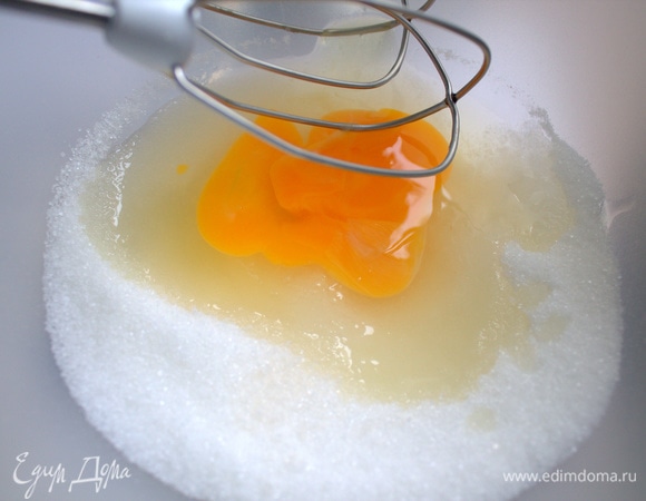 Взбить яйца (2–3) с сахаром и ванилью.