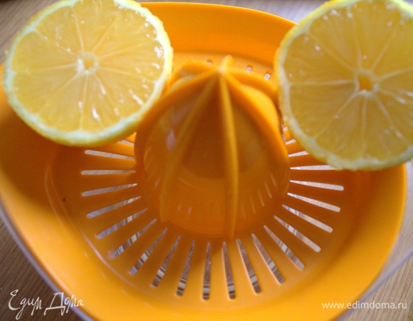 Выжать лимонный сок. Натереть цедру.