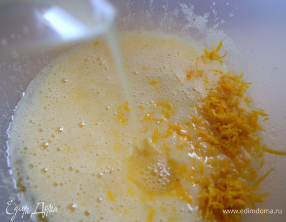 Влить сок, всыпать цедру.