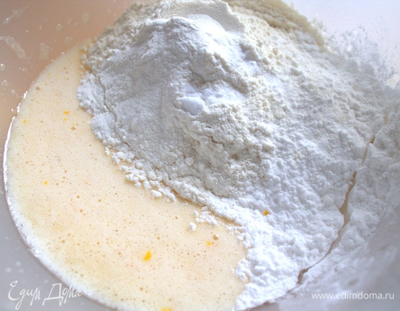 Всыпать муку с разрыхлителем, крахмалом, содой, солью.