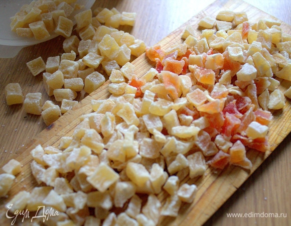 Нарезать по желанию цукаты ананасовые. Или взять изюм.