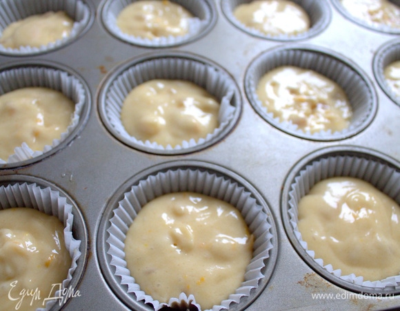 Заполнить формочки для маффинов тестом.