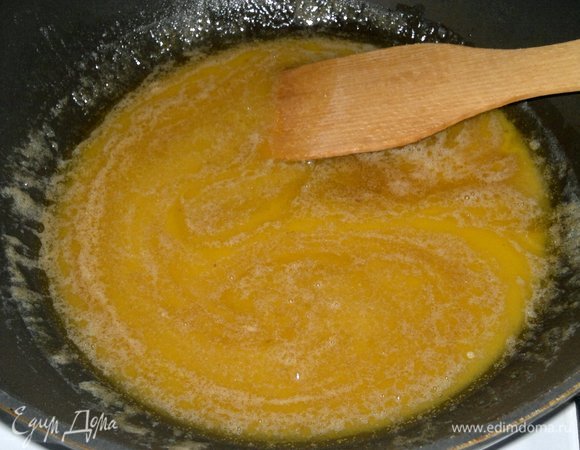 Понемногу влить сливки, довести до кипения и выключить огонь.