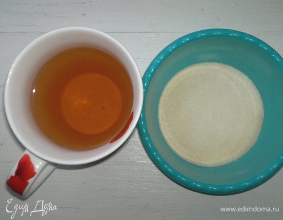 Яблочный сок подогреть до 70–80°C. Быстрорастворимый желатин высыпать в горячий сок, перемешать до растворения.