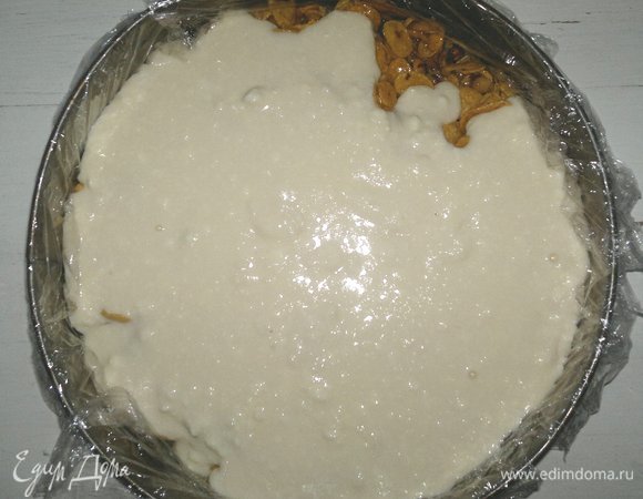 Достать форму с заготовкой торта из холодильника. На карамельно-ореховый слой выложить творожный слой, разровнять лопаткой. Поставить форму с тортом в холодильник еще на 4–5 часов, можно на ночь.