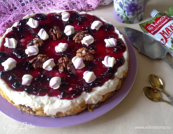 Украсить торт половинками грецких орехов и маршмеллоу. Подать торт в качестве десерта на романтический ужин.