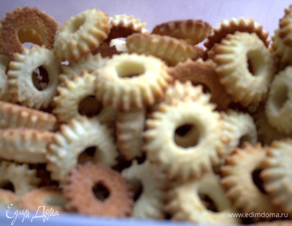 Желательно брать рассыпчатое песочное печенье.