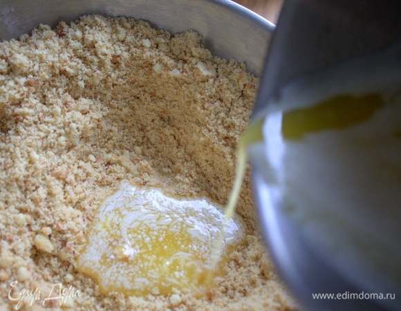 Вылить в крошку. Перемешать.