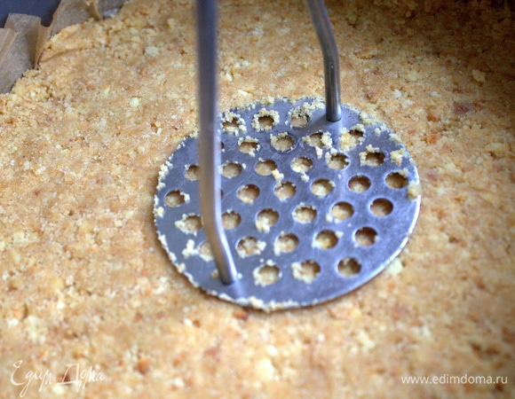 Утрамбовать по дну руками или толкушкой.