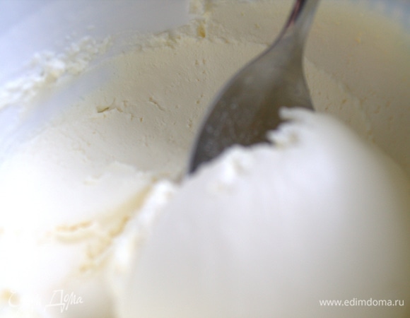 Взять любой качественный крем-сыр типа маскарпоне (700–800 г).