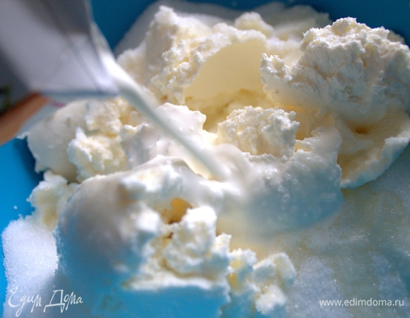 Влить в него сливки, внести сахар и ваниль.