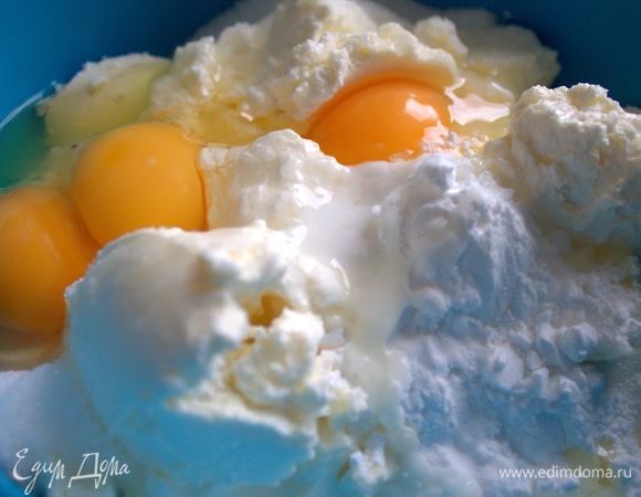 Вбить яйца, всыпать крахмал.