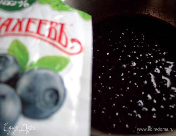 Из черничного джема ТМ «МахеевЪ» сделаем ягодную прослойку.