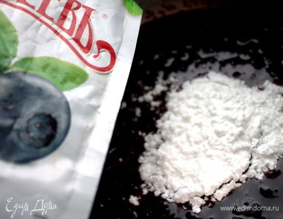 Смешать в кастрюльке джем с крахмалом и водой (0,5–1 ст.). Если брать ягоды, тогда добавить сахар.