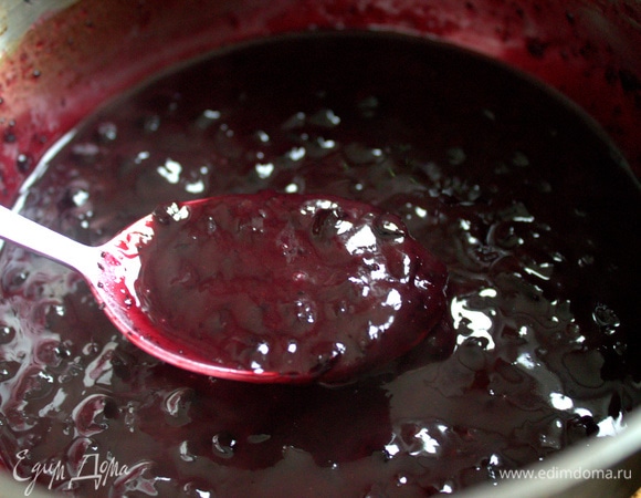 Держать на огне, помешивая, до загустения.