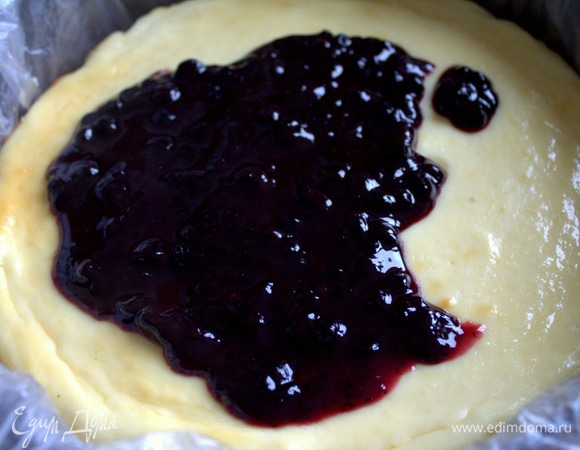 Перелить остывшую заливку на чизкейк.