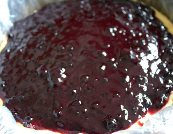 Распределить ровным слоем и остудить ночь или сутки в холодильнике.