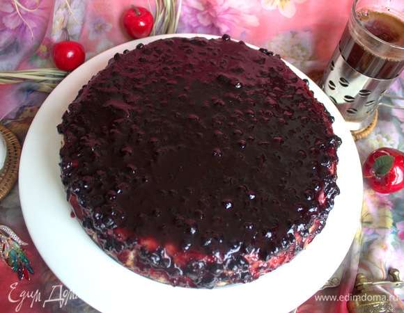 Чем дольше постоит чизкейк в холодильнике, тем станет вкуснее и лучше застынет заливка.