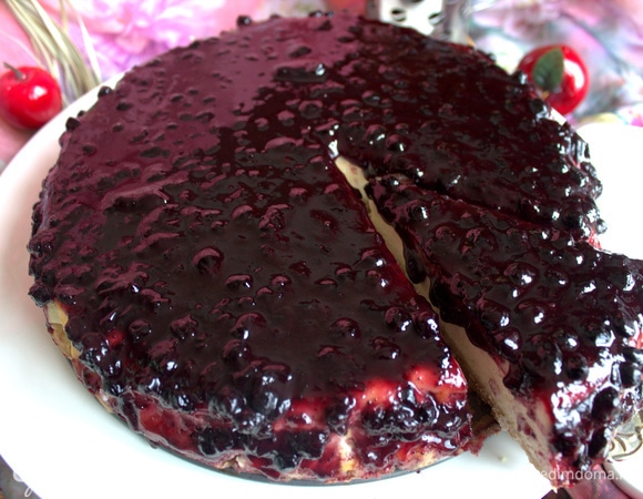 Я не удержалась и разрезала чизкейк через пару часов.