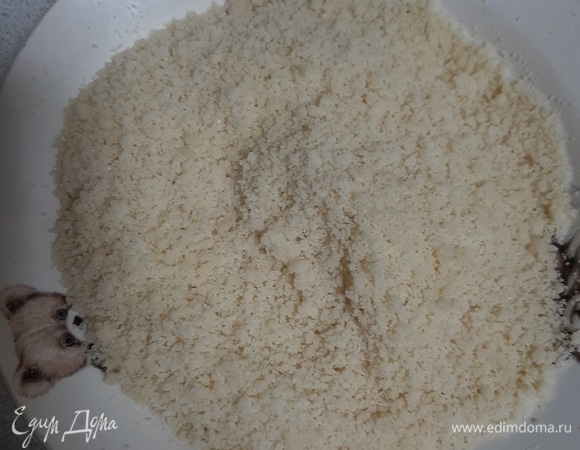 Муку смешать с размягченным сливочным маслом и 50 г сахара, перетереть в крошку.
