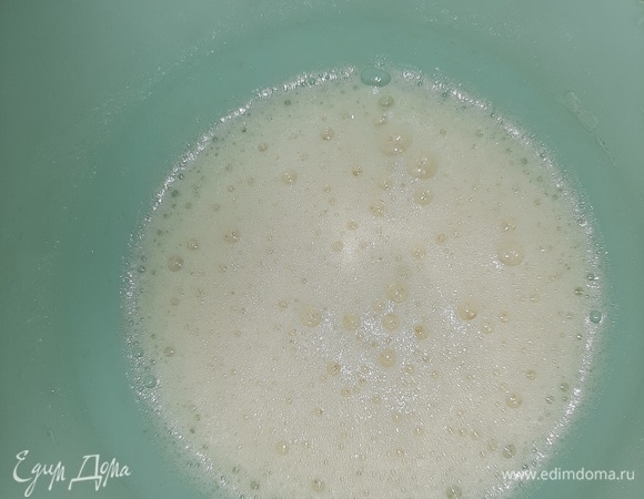 Яйцо взбить венчиком с оставшимся сахаром.