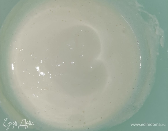 Смешать яичную и творожную массы.