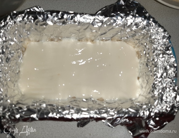 Сверху выложить творожную начинку. Затем — снова слой крошки и так далее. Между слоями крошки можно также выложить джем ТМ «МахеевЪ».