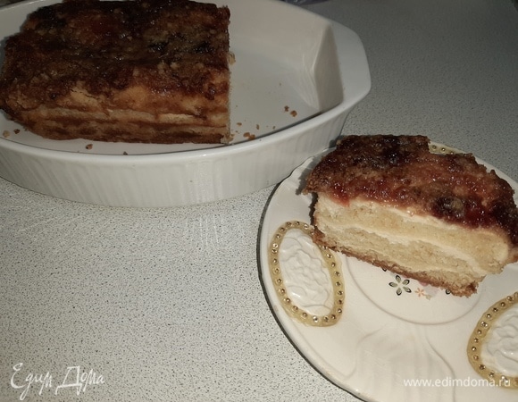 Извлечь пирог из формы вместе с фольгой, убрать фольгу. Нарезать пирог и подать порционно.