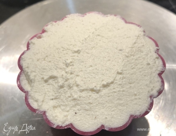 Сверху закрыть творожной массой. Отправить в морозилку на 4–6 часов.