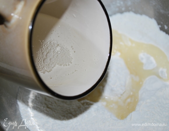 Муку соедините с солью, сахаром и разрыхлителем. Добавьте растительное масло с кипятком. Замесите тесто.