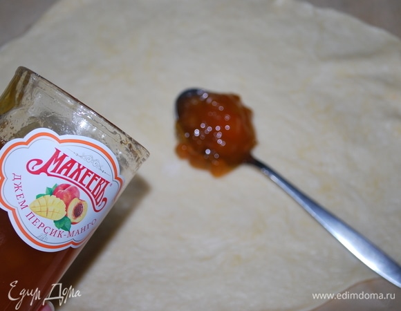 Раскатайте тесто (на свое усмотрение, если хотите более тонкое тесто — тоньше, если нет — толще). На середину теста слоем нанесите джем ТМ «МахеевЪ» (или мармелад ТМ «МахеевЪ», у них очень много разновидностей мармелада).