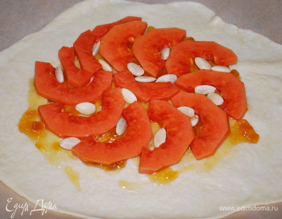 И сверху джема выложите кусочки папайи (или других фруктов по вашему желанию) и добавьте горсть миндальных орехов.