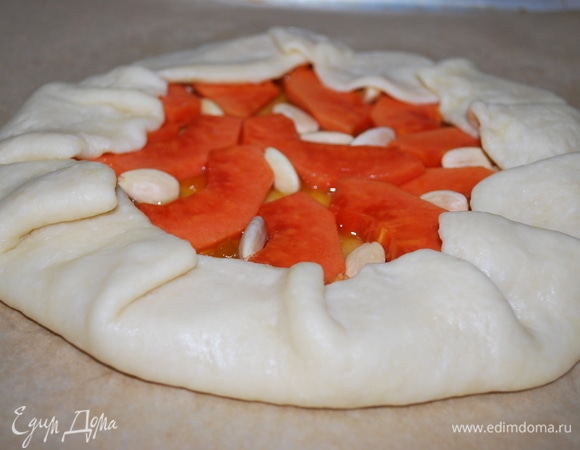 Края теста хорошо подверните, чтобы не вытекал сок, и поставьте выпекаться в разогретую духовку. Я выпекала при температуре 180°C 30 минут.