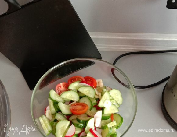 На первом этапе нарезаем помидоры черри, редиску, свежий огурец и чеснок. Для данного салата предлагаю черри нарезать половинками, если совсем большие — на четвертинки, огурец — брускетами, редис — в том же духе. Получается довольно симпатичный контрастный вид за счет сочетания цветов.
