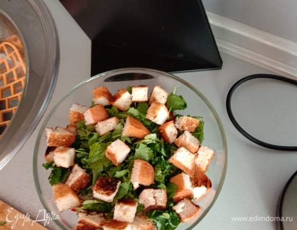 На крайнем этапе добавляем в салат обычные сухари. Можно взять покупные, только без лишних добавок в стиле ароматизаторов, или из кусков батона сделать тосты и нарезать их на кубики — в тостере либо на сковороде с минимальным количеством растительного масла.