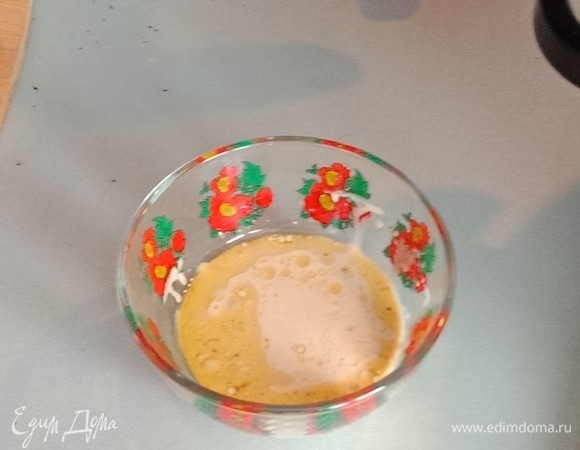 Здесь мы делаем сметанную заправку. Все довольно просто. Берем небольшую емкость, добавляем горчицу зернами, немного сока лимона, сахар, соевый соус, 3 чайные ложки сметаны (не менее 15% жирности) и главный ингредиент — оливковое масло. Тщательно перемешиваем нашу смесь до однородной массы. Проще перемешивать обычной чайной ложкой — это просто, никакой бытовой техники.