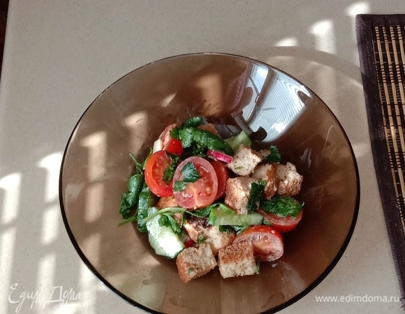 Салат красиво сервируем в тарелку и подаем на стол. Приятного аппетита!