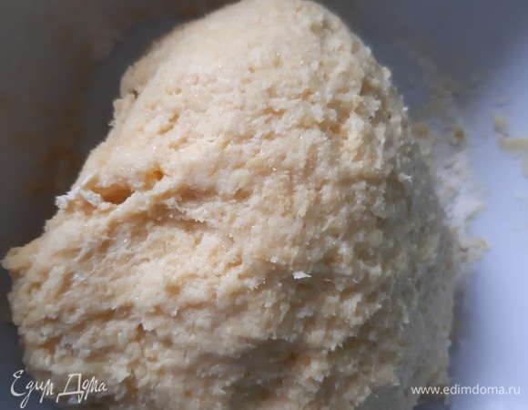 Маргарин предварительно нужно достать из холодильника и дать ему размягчиться при комнатной температуре. Муку просеять. Соду погасить. Муку, маргарин, соду, 50 г сахара и 4 желтка соединить. Замесить тесто.