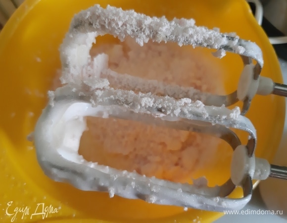 Белки с сахаром (5 ст. л.) взбить в пышную пену. Добавить кисель, взбить.