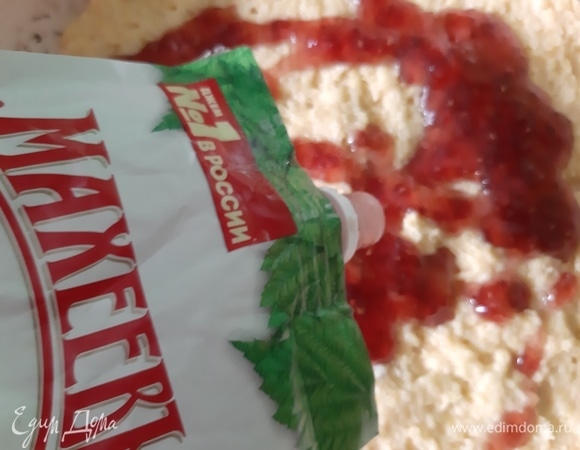 На противень (форму) выложить слоями светлое тесто, джем ТМ «МахеевЪ», тесто с какао.