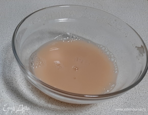 Приготовить опару. Дрожжи растворить в теплой воде, добавить 1 ч. л. сахара и 1 ст. л. муки. Оставить на 10 минут до появления шапочки на поверхности.