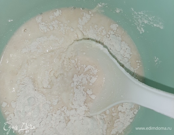 Смешать творог, опару, яйцо, сахар, масло, соль. Постепенно всыпать 1 стакан муки с разрыхлителем. Количество муки будет зависеть от влажности творога. Желательно, чтобы он был сухим, но тесто не должно быть густым.