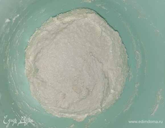 Замесить творожное тесто. Накрыть чистым полотенцем и оставить в теплом месте на 1,5 часа.