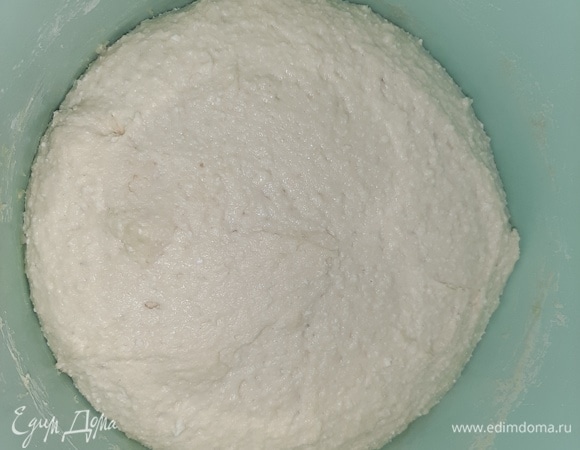 Когда тесто подойет, раскатать его на поверхности, посыпая мукой.