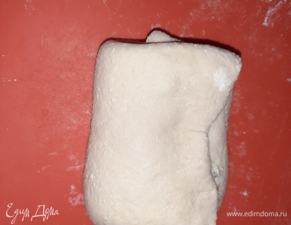 Свернуть тесто конвертом, разрезать на равные части.